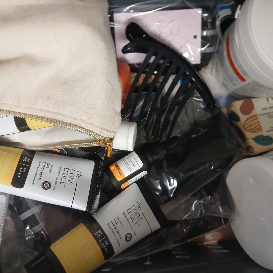 APPROXIMATELY 12 ASSORTED COSMETIC ITEMS INCLUDING VARIOUS MAKES AND BRANDS - COLLECTION ONLY