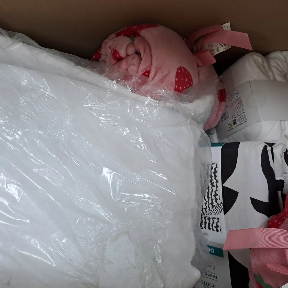 BOX OF APPROXIMATELY 10 ASSORTED HOUSEHOLD ITEMS TO INCLUDE BEDDING, CUSHIONS, ETC, IN VARIOUS STYLES, SIZES, AND COLOURS - COLLECTION ONLY