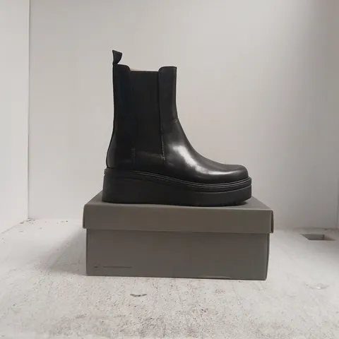BOXED PAIR OF VAGABOND CHELSEA BOOTS IN BLACK SIZE EU 38