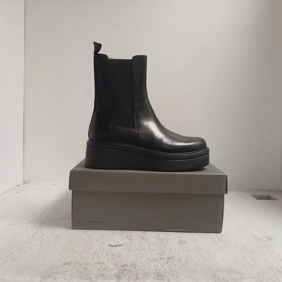 BOXED PAIR OF VAGABOND CHELSEA BOOTS IN BLACK SIZE EU 38
