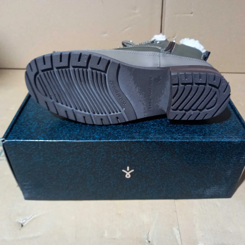 BOXED PAUR OF EMU OKAB FAUX LEATHER BOOTS IN DARK OLIVE UK SIZE 5