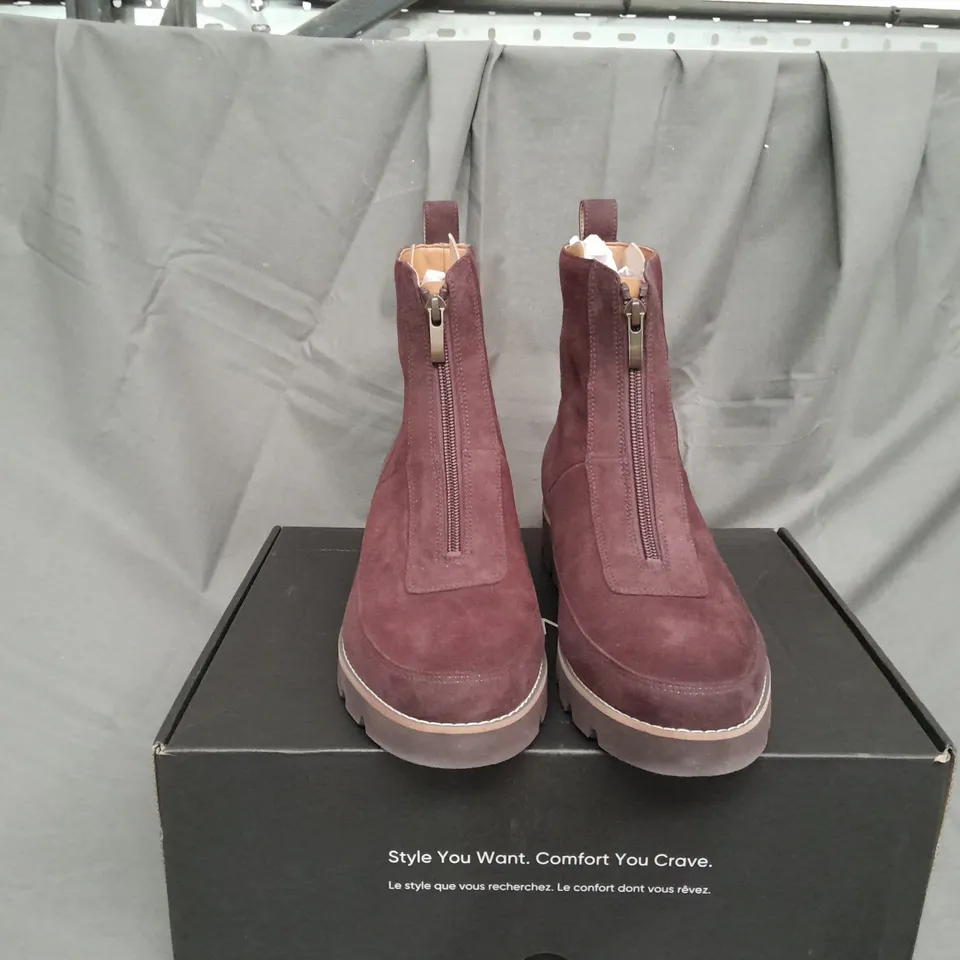 BOXED PAIR OF VIONIC CHARM ESTILLO BOOTS IN CHOCOLATE SIZE 8 