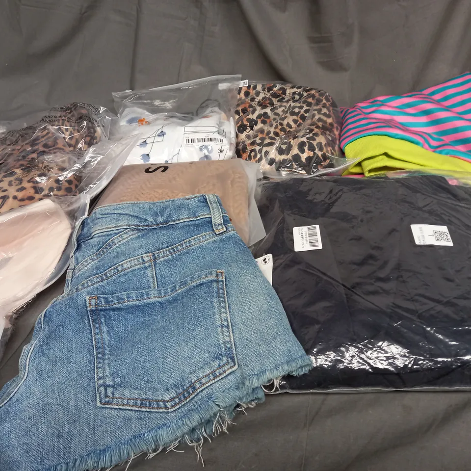 LARGE QAUNTIITY OF ASSORTED CLOTHING ITEMS TO INCLUDE SKIRTS, T-SHIRTS AND DRESSES