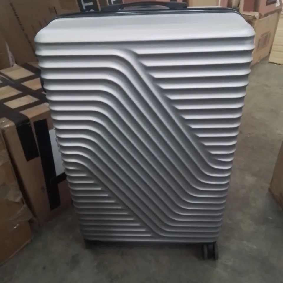 BOXED LARGE STYLISH GREY SUITCASE/TRAVEL CASE ON WHEELS
