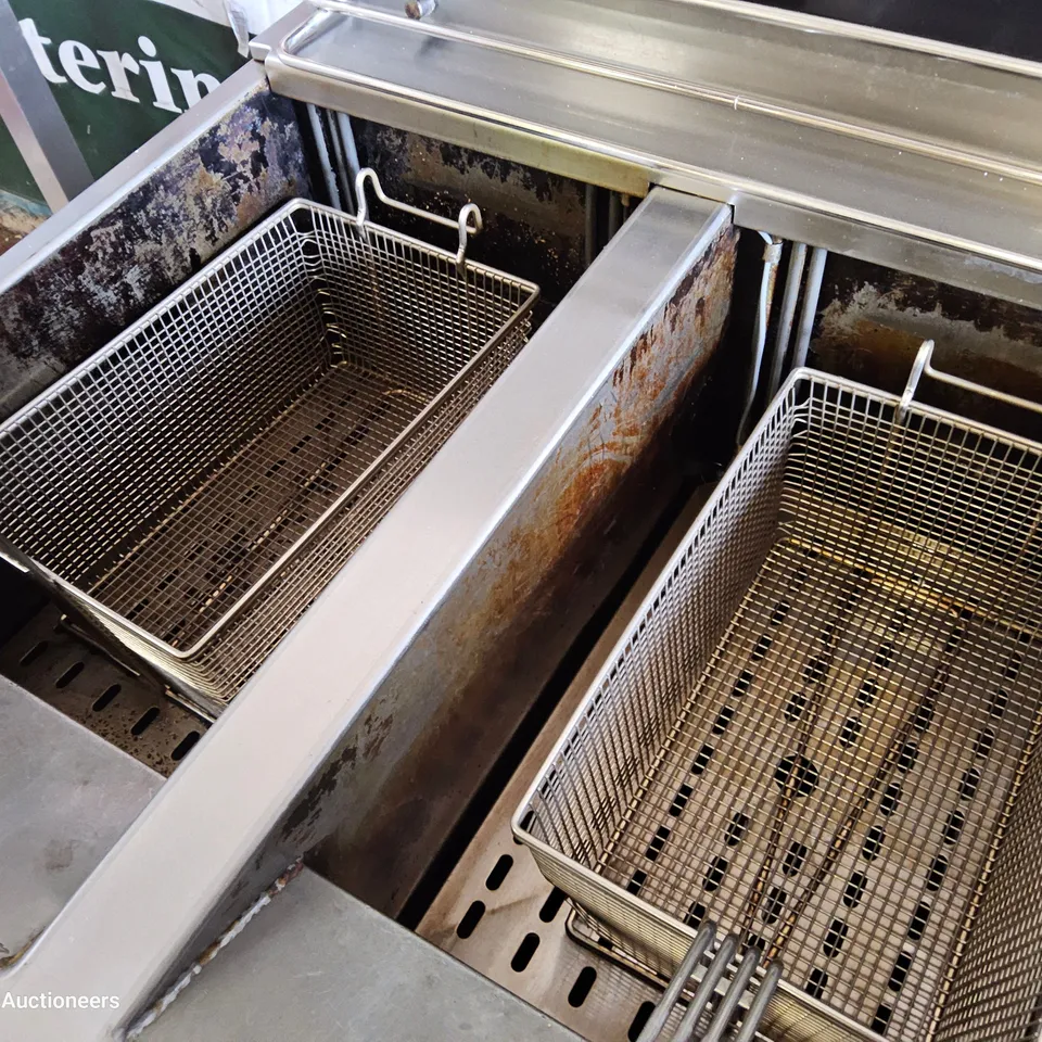 LINCAT OE7104 TWIN TANK ELECTRIC FRYER