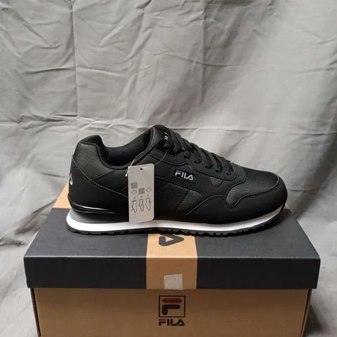 BOXED PAIR OF FILA CRESS BLACK/WHITE/SURFS MENS TRAINERS β UK 7