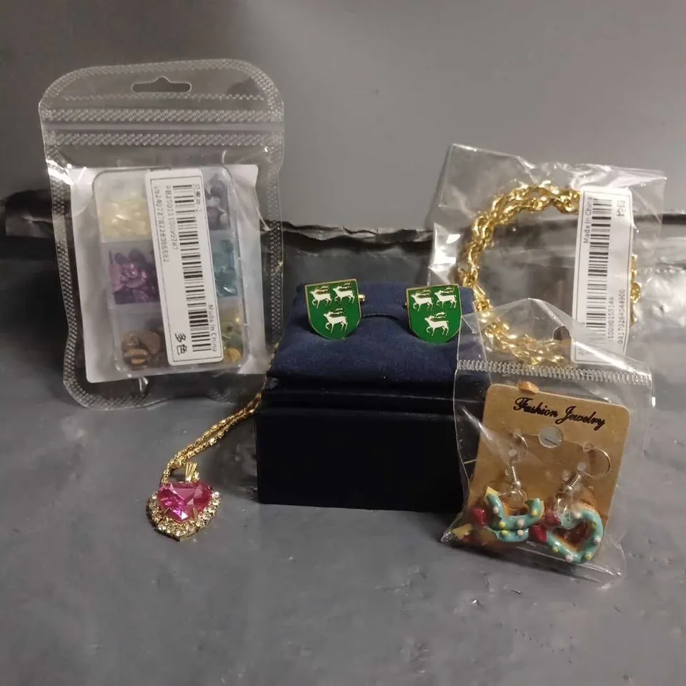 APPROXIMATELY 15 ASSORTED JEWELLERY ITEMS TO INCLUDE - BRACELET , NECKLACE , EARRINGS ETC