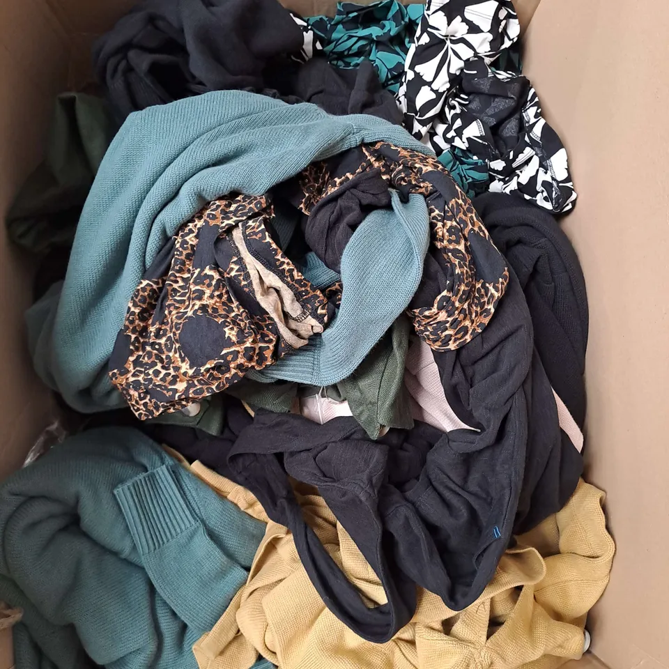 BOX OF APPROX 20 ASSORTED CLOTHING ITEMS TO INCLUDE - JUMPSUIT, JUMPERS, CARDIGANS ETC