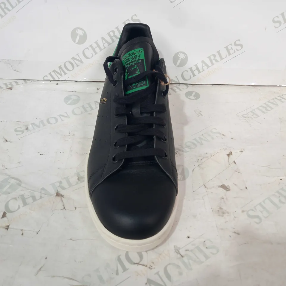 BOXED PAIR OF ADIDAS STAN SMITH SHOES IN BLACK/GREEN UK SIZE 9.5