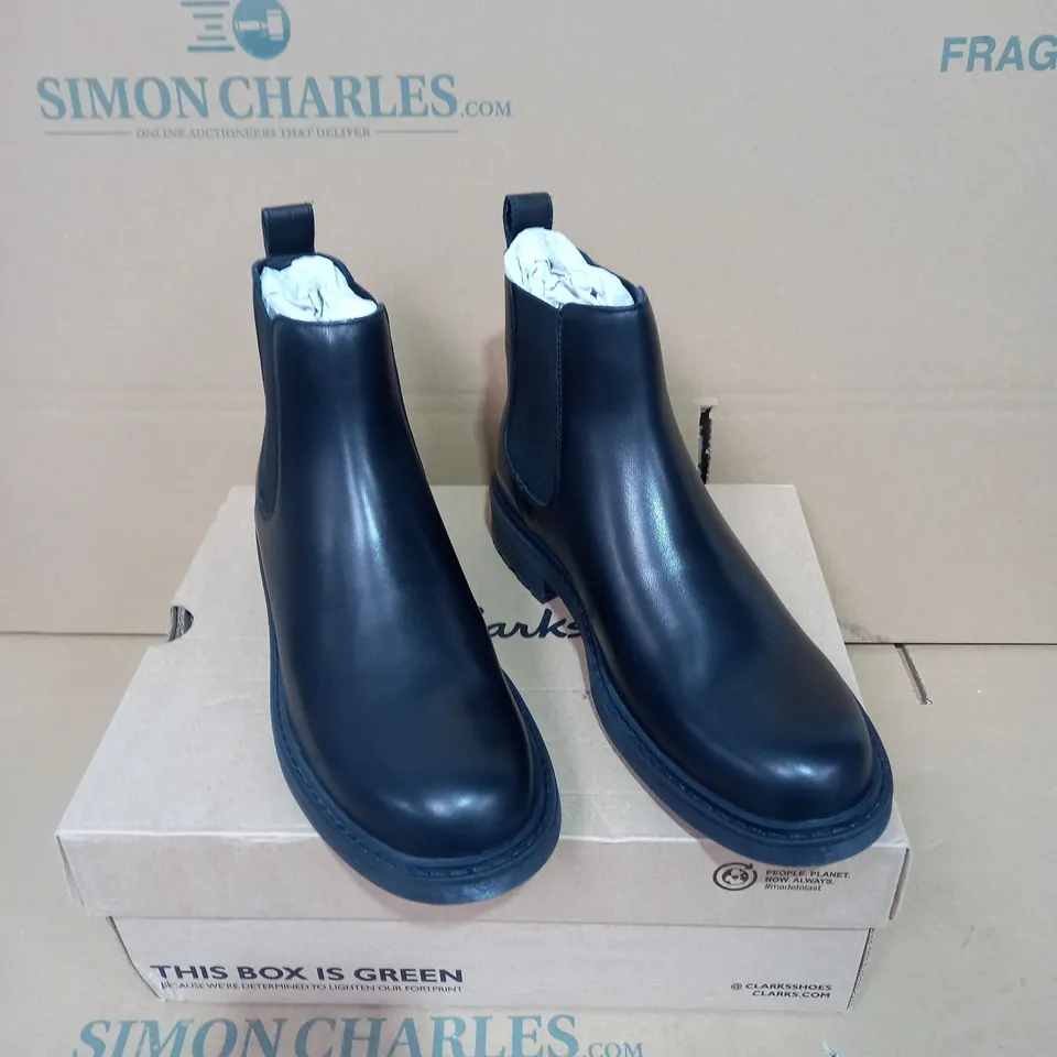 BOXED PAIR OF 6.5D CLARKS BLACK FOOTWEAR