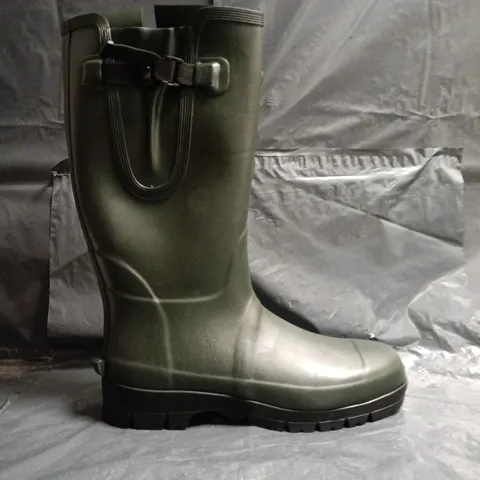 BOXED PAIR OF JOHN NORRIS WELLINGTON BOOTS IN OLIVE SIZE UK 11