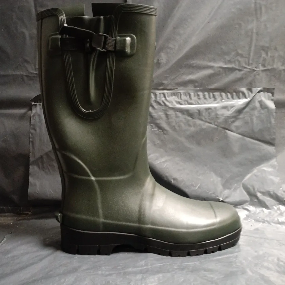 BOXED PAIR OF JOHN NORRIS WELLINGTON BOOTS IN OLIVE SIZE UK 11