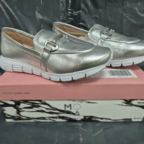 BOXED PAIR OF MODA IN PELLE FRANCIE LOAFERS IN SILVER SIZE 6