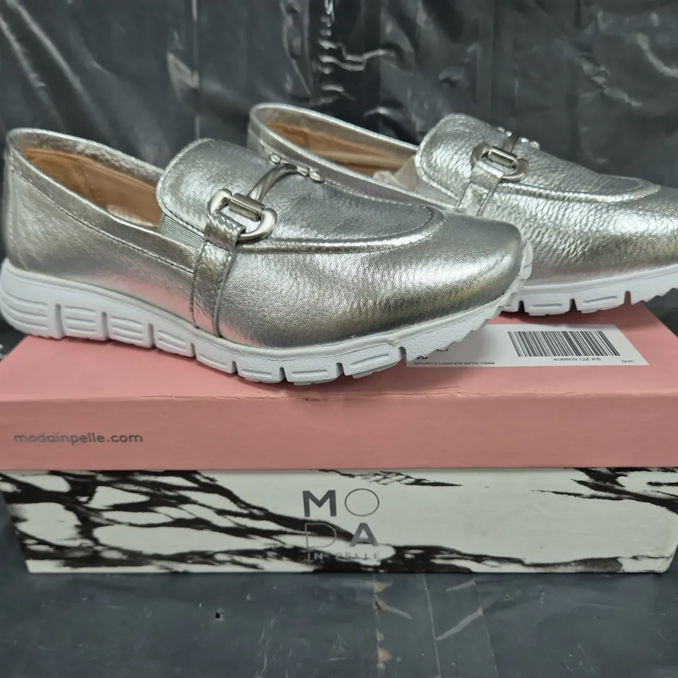 BOXED PAIR OF MODA IN PELLE FRANCIE LOAFERS IN SILVER SIZE 6