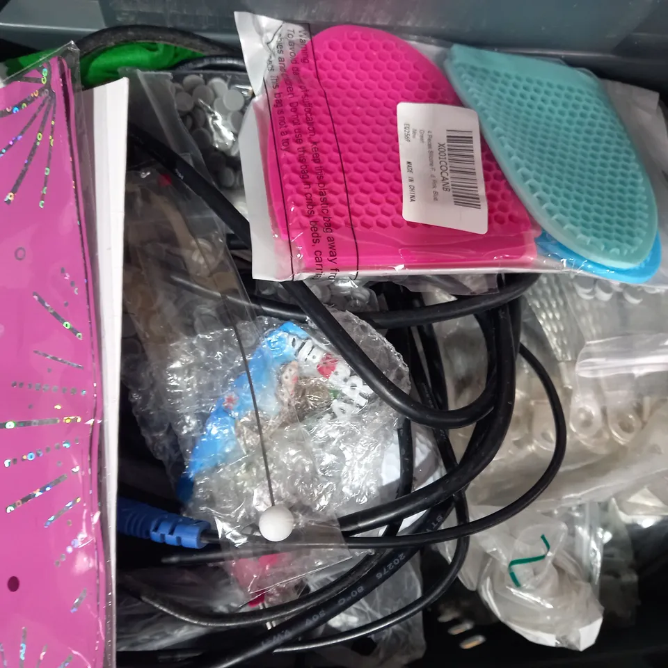 LOT OF APPROXIMATELY 10 ASSORTED HOUSEHOLD ITEMS TO INCLUDE WHITEBOARD MARKERS, BUSTER BUTTON, BROAD HIGHLIGHTERS, ETC