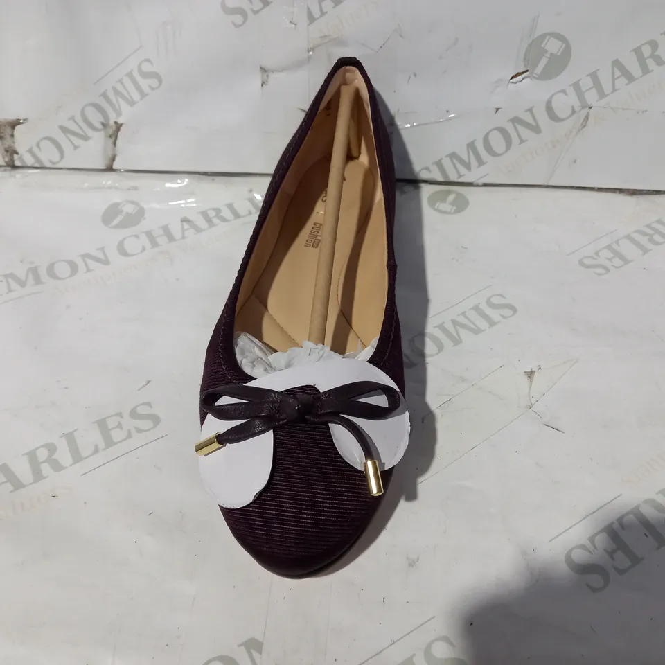 BOXED PAIR OF CLARKS GRACE LILLY BALLERINA WITH BOW TRIM STANDARD FIT IN PURPLE UK SIZE 5