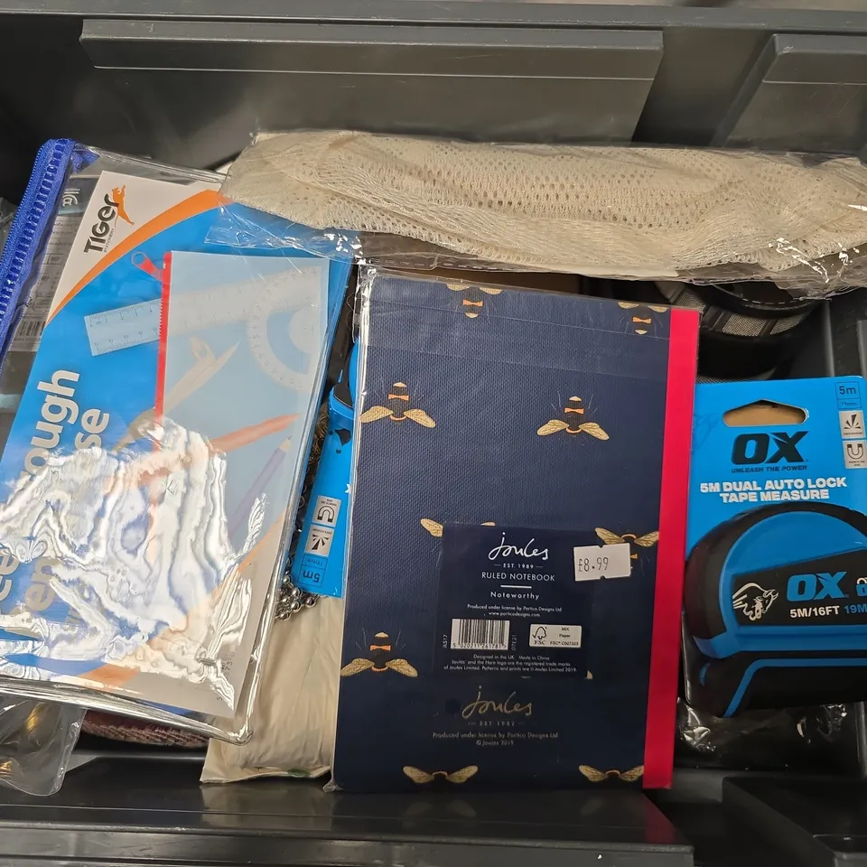 APPROXIMATELY 12 ASSORTED HOUSEHOLD ITEMS TO INCLUDE OX TAPE MEASURE, JOULES CERAMIC TRINKET TRAY, ECO BIN LINERS, ETC