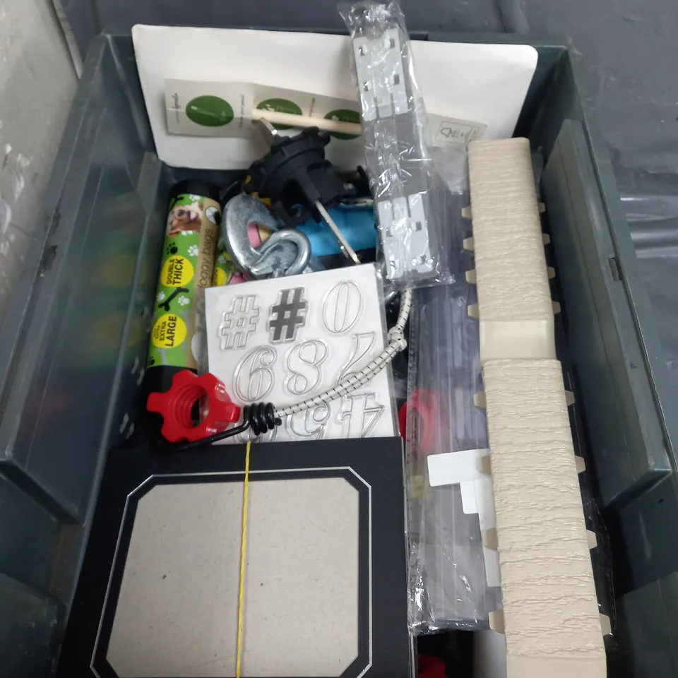 APPROXIMATELY 10 ASSORTED HOUSEHOLD ITEMS TOO INCLUDE CUTLERY SET , WIND CHIMES , DOG BAGS , ETC 