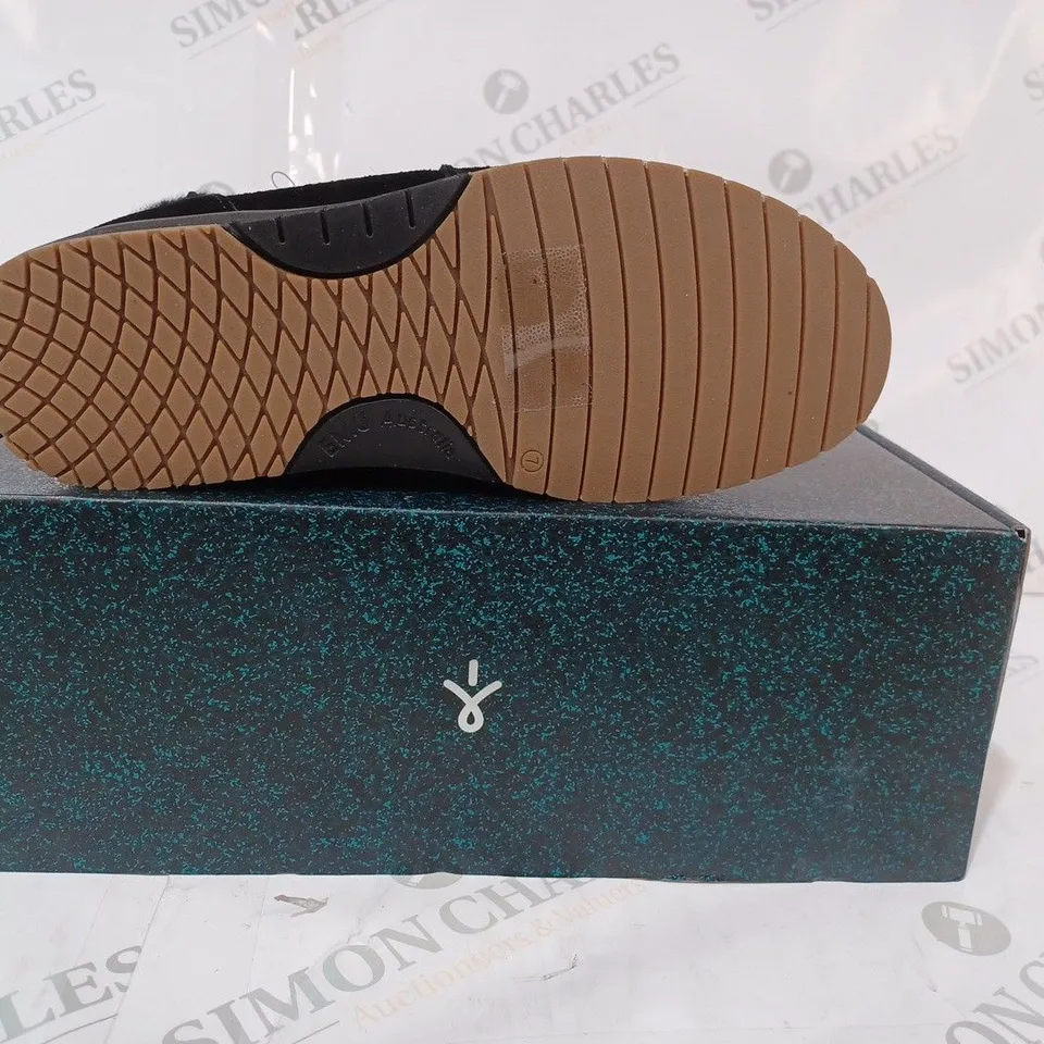 BOXED PAIR OF EMU AUSTRALIA MERAK SUEDE BOOTS IN BLACK SIZE 5