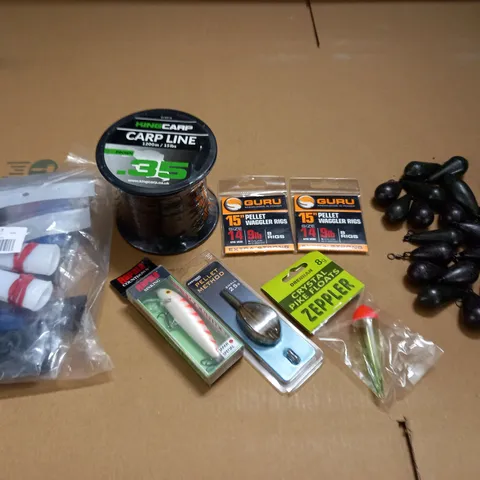 LOT OF ASSORTED FISHING ITEMS TO INCLUDE PROTECTOR GLOVES AND CARP LINE