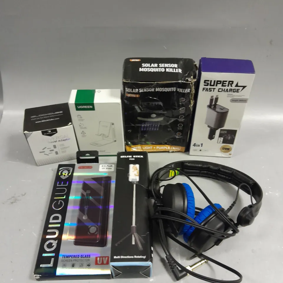 APPROXIMATELY 15 ASSORTED ELECTRICAL PRODUCTS TO INCLUDE HEADPHONES, TRAVEL ADAPTER, SELFIE STICK ETC