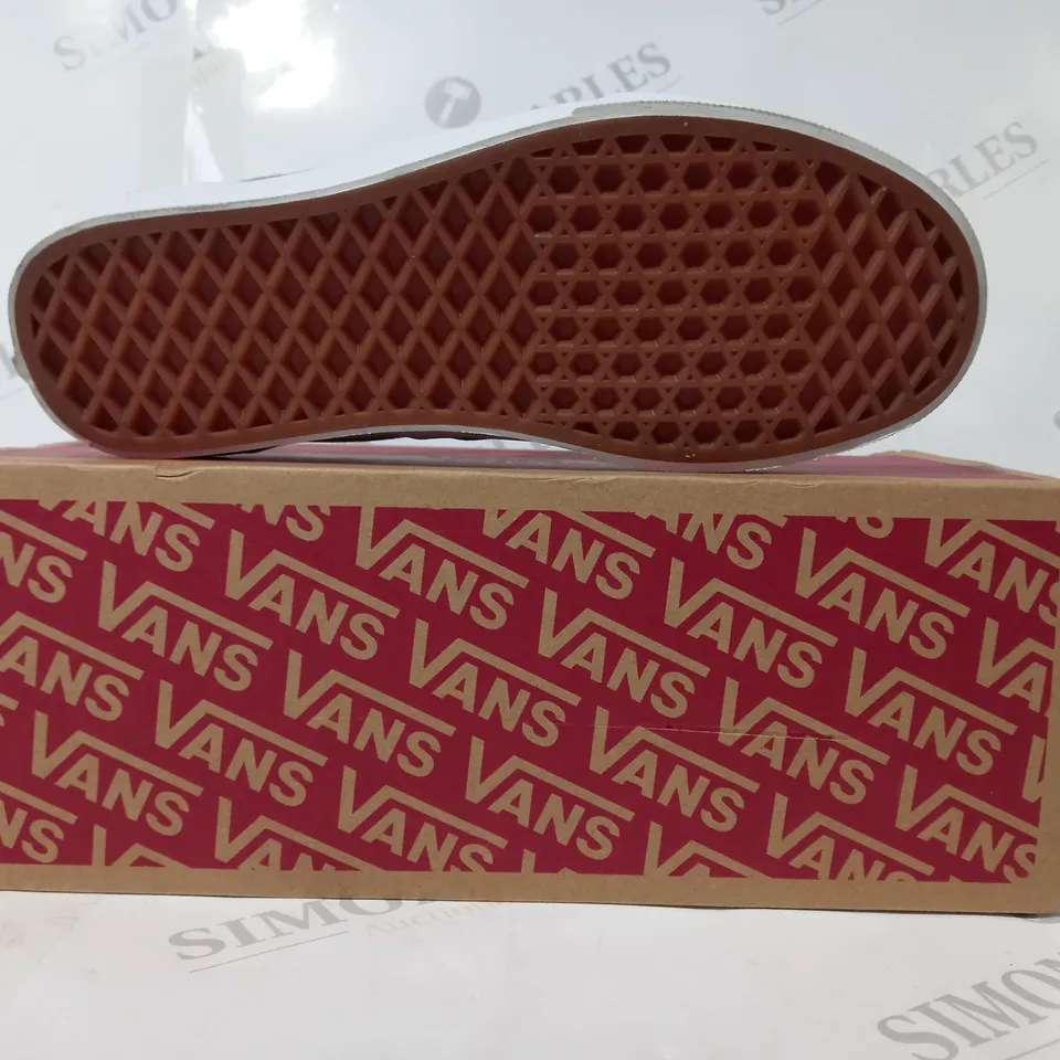 BOXED PAIR OF VANS ERA SHOES IN GREEN/WHITE UK SIZE 5