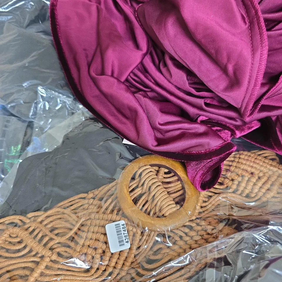 BOX OF APPROX 20 ASSORTED CLOTHING ITEMS TO INCLUDE SHIRTS, DRESSES, TOPS, ETC