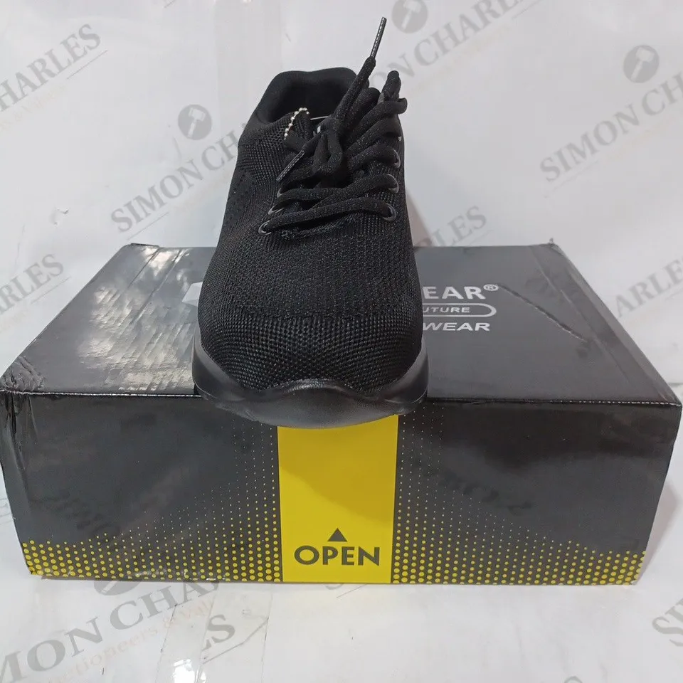 BOXED PAIR OF TOUGHWEAR SAFETY SHOES IN BLACK UK SIZE 8