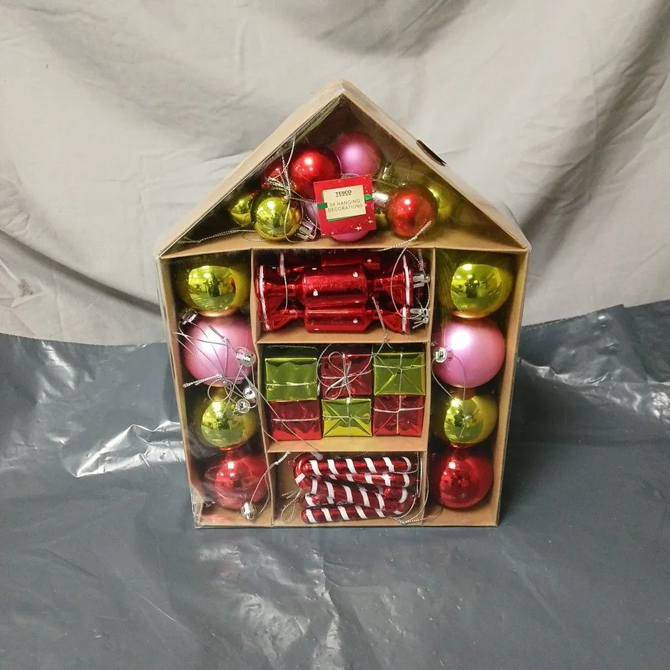 TESCO APPROXIMATLEY 30 HANGING CHRISTMAS DECORATIONS IN HOUSE CASE