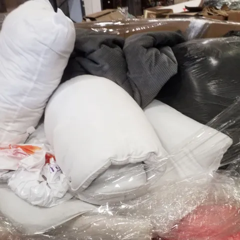 PALLET CONTAINING ASSORTED BEDDING, COVERS & FABRICS