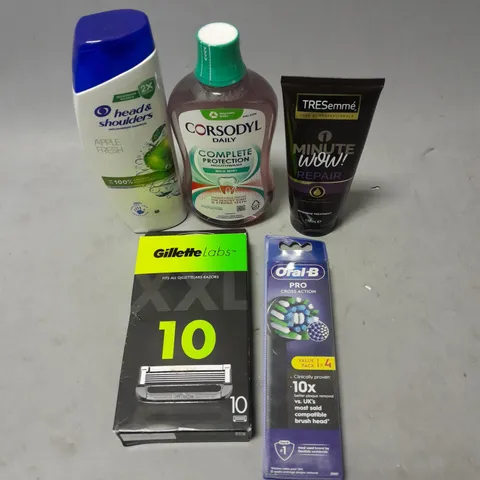 APPROXIMATELY 20 ASSORTED HEALTH & BEAUTY ITEMS TO INCLUDE - HEAD & SHOULDERS SHAMPOO, CORSODYL MOUTHWASH AND GILLETTE BLADES