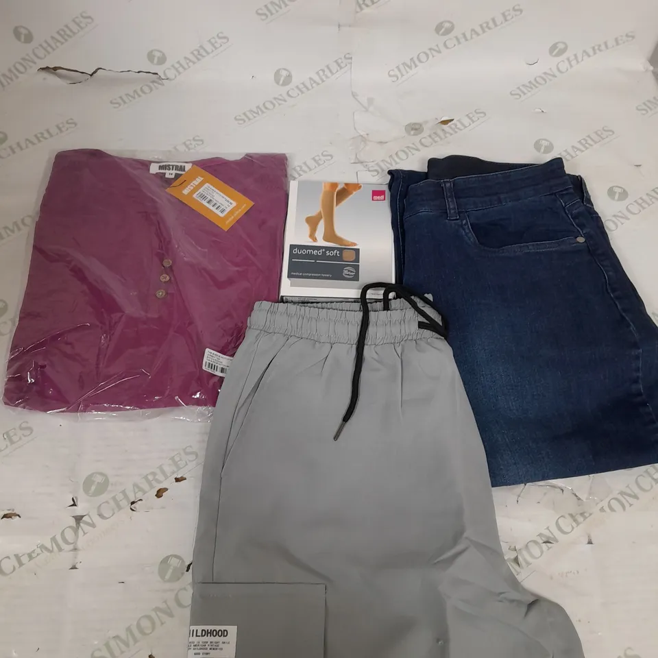 BOX OF APPROXIMATELY 25 ASSORTED CLOTHING ITEMS TO INCUDE - SHORTS  , JEANS  ,SOCKS , TOP   ETC