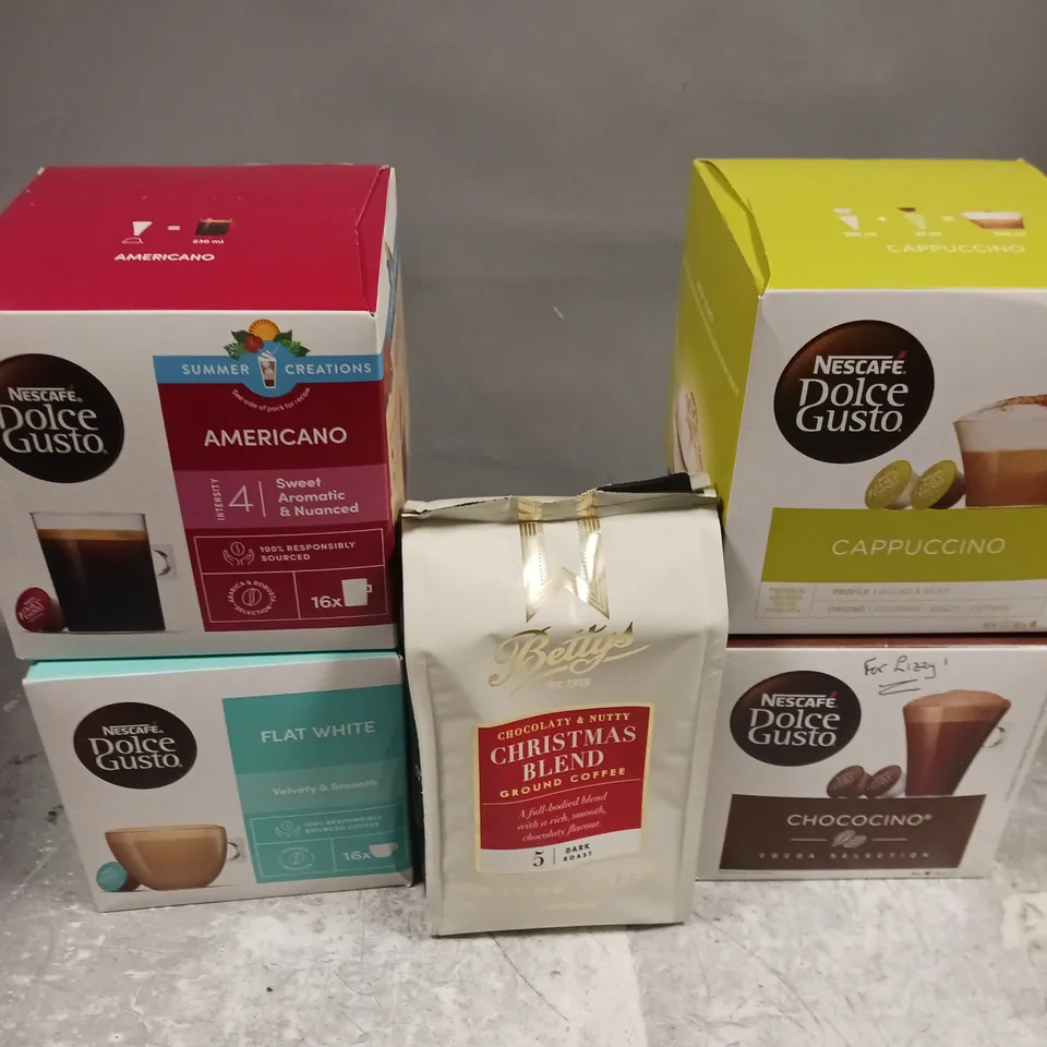 APPROXIMATELY 5 ASSORTED FOOD & DRINK ITEMS TO INCLUDE DOLCE GUSTO CAPPUCINO PODS, BETTYS CHRISTMAS BLEND, DOLCE GUSTO AMERICANO PODS, ETC