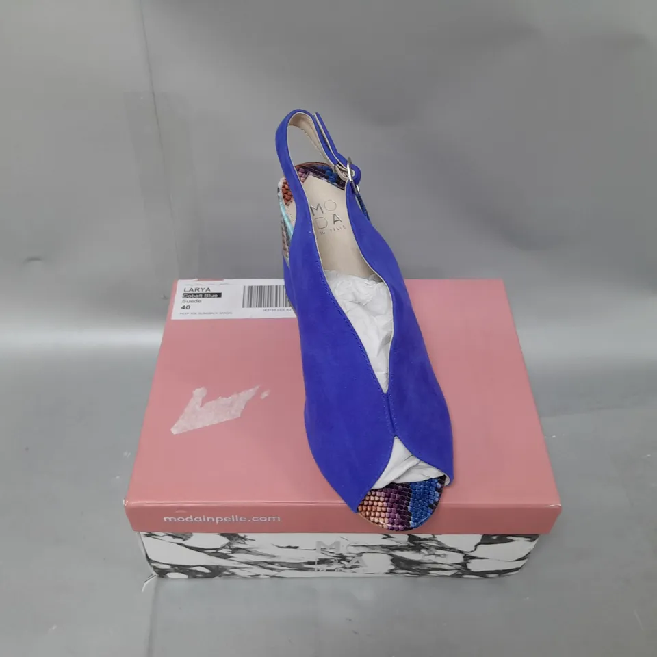 BOXED PAIR OF MODA IN PELLE SLINGBACK SHOES IN COLBALT BLUE - UK SIZE 7