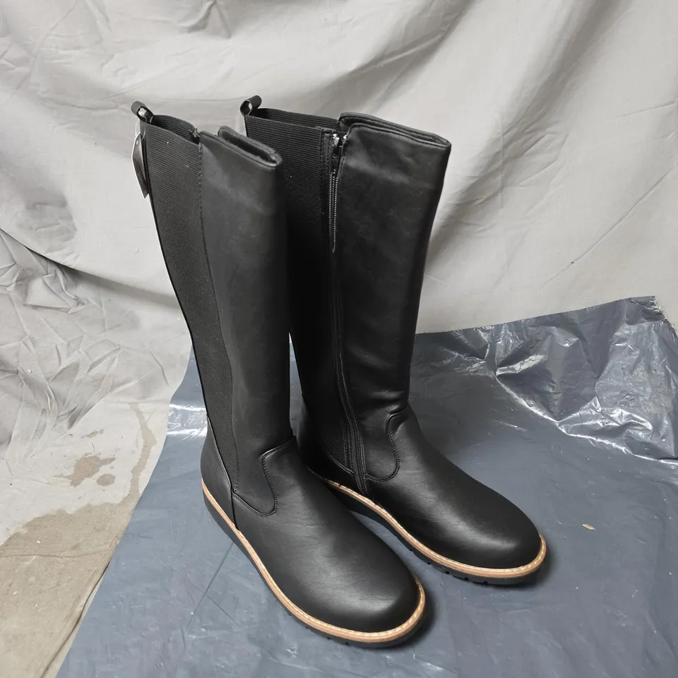 SHOES BY EMMA BLACK KNEE-HIGH CHELSEA-STYLE PULL-ON BOOTS WITH ELASTIC SIDE PANELS SIZE 8. UNBOXED