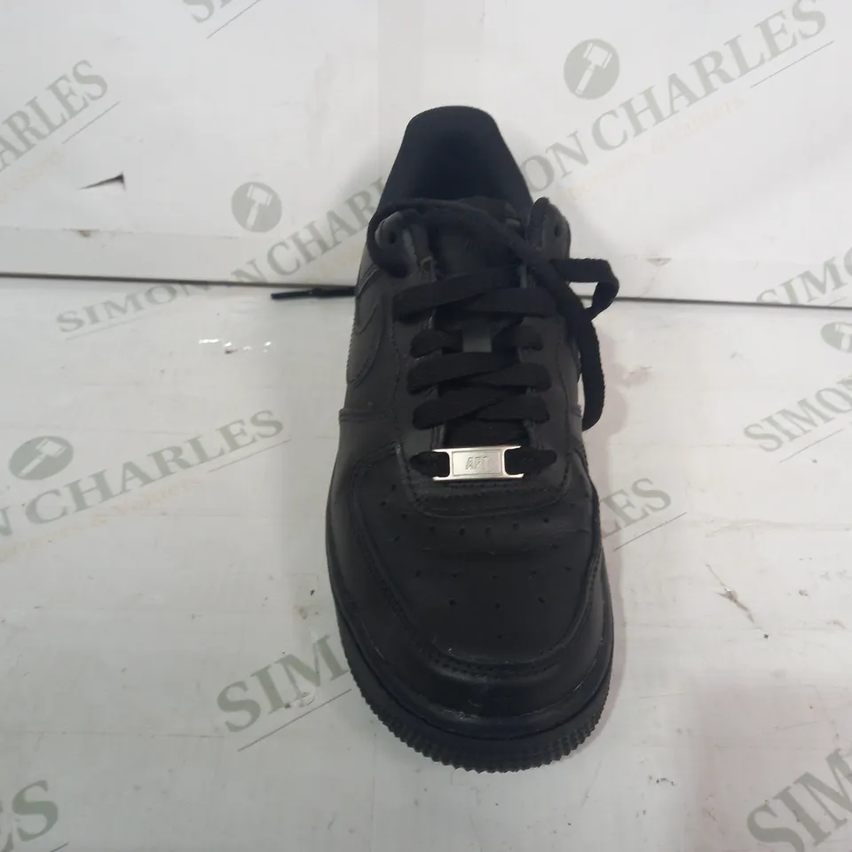 BOXED PAIR OF NIKE AIR FORCE 1 SHOES IN BLACK UK SIZE 4
