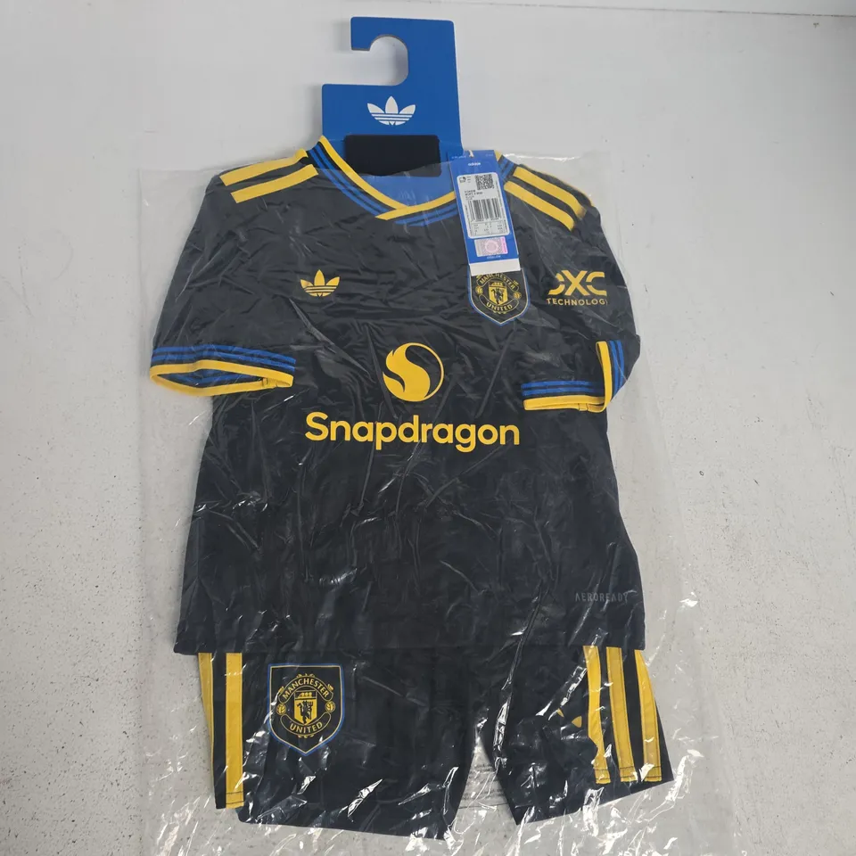 PACKAGED MANCHESTER UNITED FC KIDS MINI KIT IN BLACK - UK 4/5 YRS