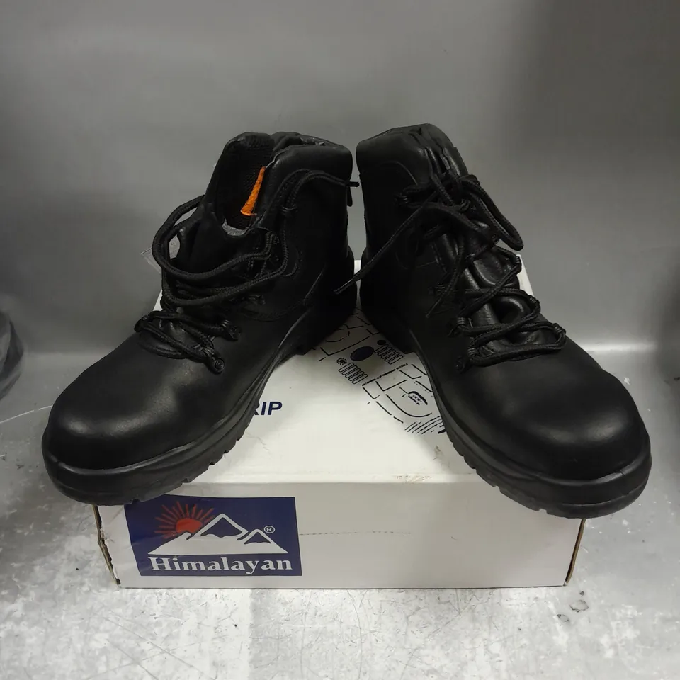 BOXED PAIR OF HIMALAYAN SAFETY BOOTS IN BLACK SIZE 7