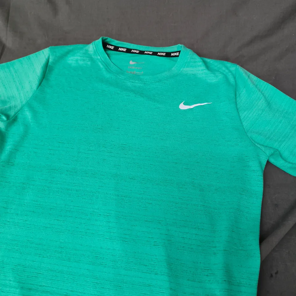 KIDS NIKE LOGO TECH TEE - SIZE L