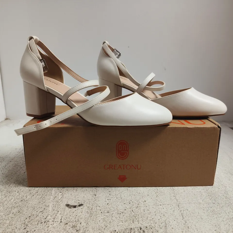BOXED PAIR OF GREATONU CLOSED TOE BLOCK HEEL SANDALS IN WHITE SIZE EU 41