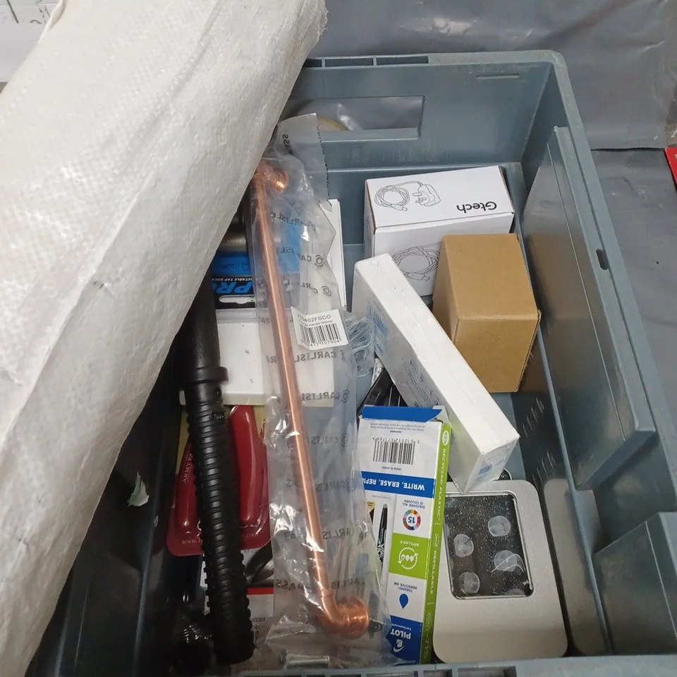 BOX OF APPROXIMATELY 20 ASSORTED HOUSEHOLD ITEMS TO INCLUDE DOG TOY, SHARPIE GEL PEN SET 