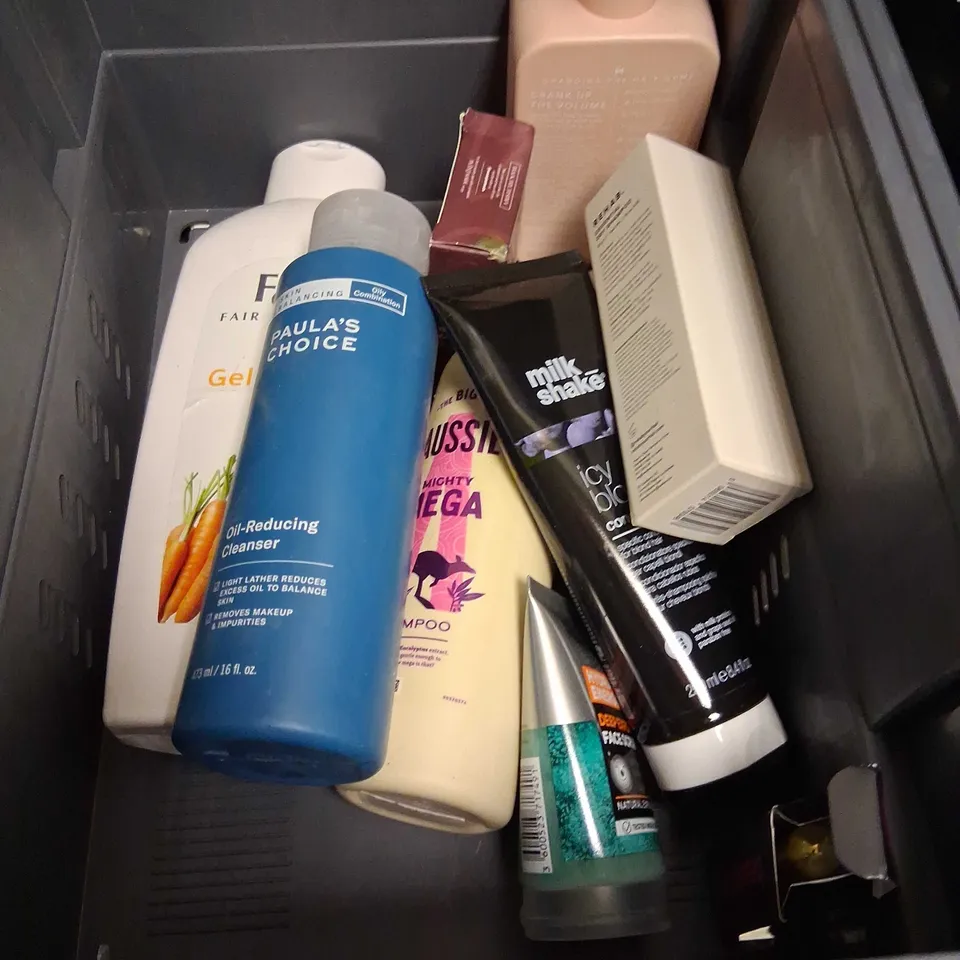 APPROXIMATELY 20 ASSORTED HEALTH AND BEAUTY PRODUCTS TO INCLUDE; JOAH, PAULA'S CHOICE, SANCTUARY AND RIMMEL