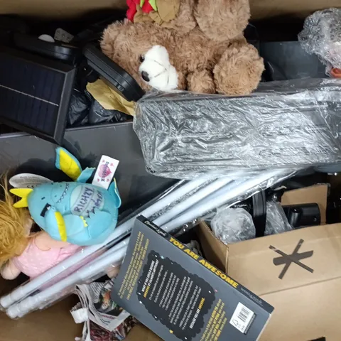 APPROXIMATELY 20 ASSORTED ITEMS TO INCLUDE METAL SOLAR GARDEN LIGHT, BOOKS, TEDDYBEAR, ETC - COLLECTION ONLY