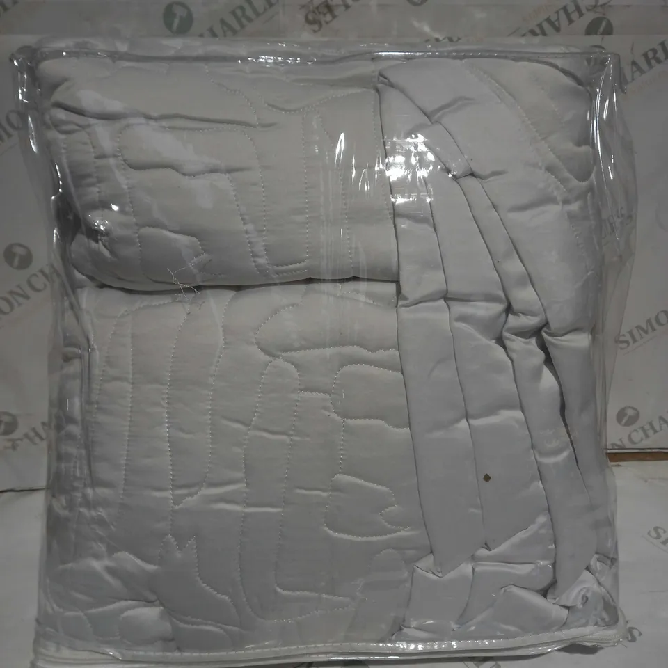 K BY KELLY HOPPEN ABSTRACT GEO BEDSPREAD AND SET OF 2 SHAMS