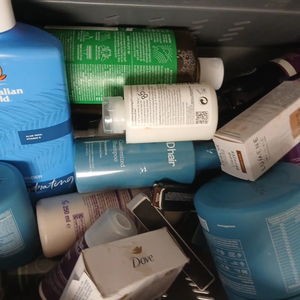 APPROXIMATELY 12 ASSORTED COSMETIC ITEMS INCLUDING VARIOUS MAKES AND BRANDS - COLLECTION ONLY