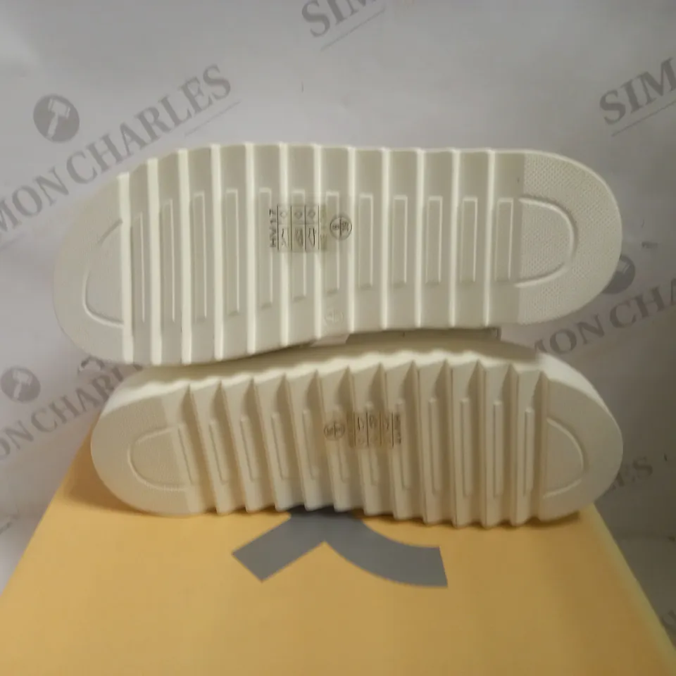 KOI VEGAN YUTIN QUILTED WHITE SLIDERS - SIZE 6