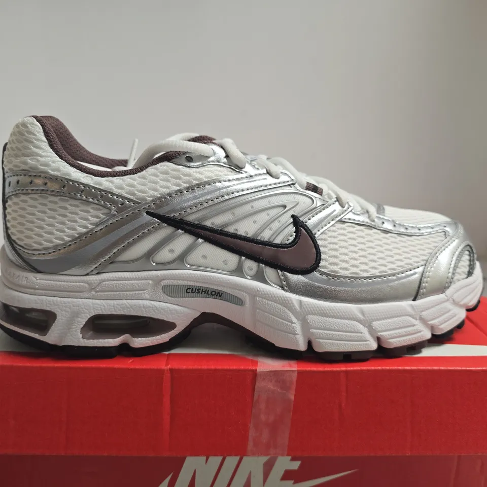 BOXED PAIR OF NIKE AIR MAX MOTO 2K RUNNING SHOES – UK 6.5