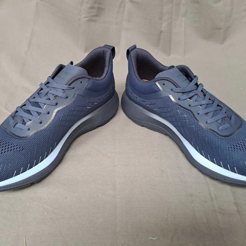 PAIR OF FITFLOP SHOES IN NAVY UK SIZE 8