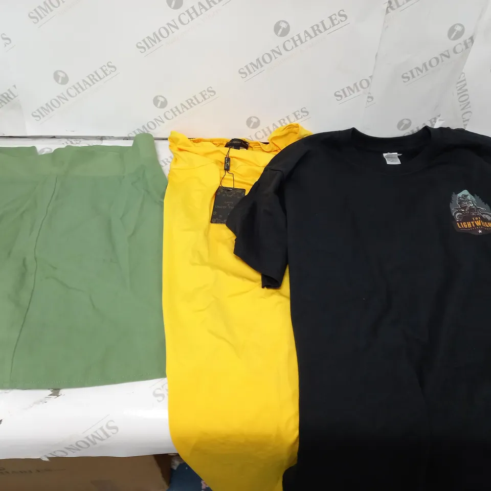 LARGE QUANTITY OF CLOTHING ITEMS TO INCLUDE DRESSES, SWEATERS, JEANS, T-SHIRTS, ETC