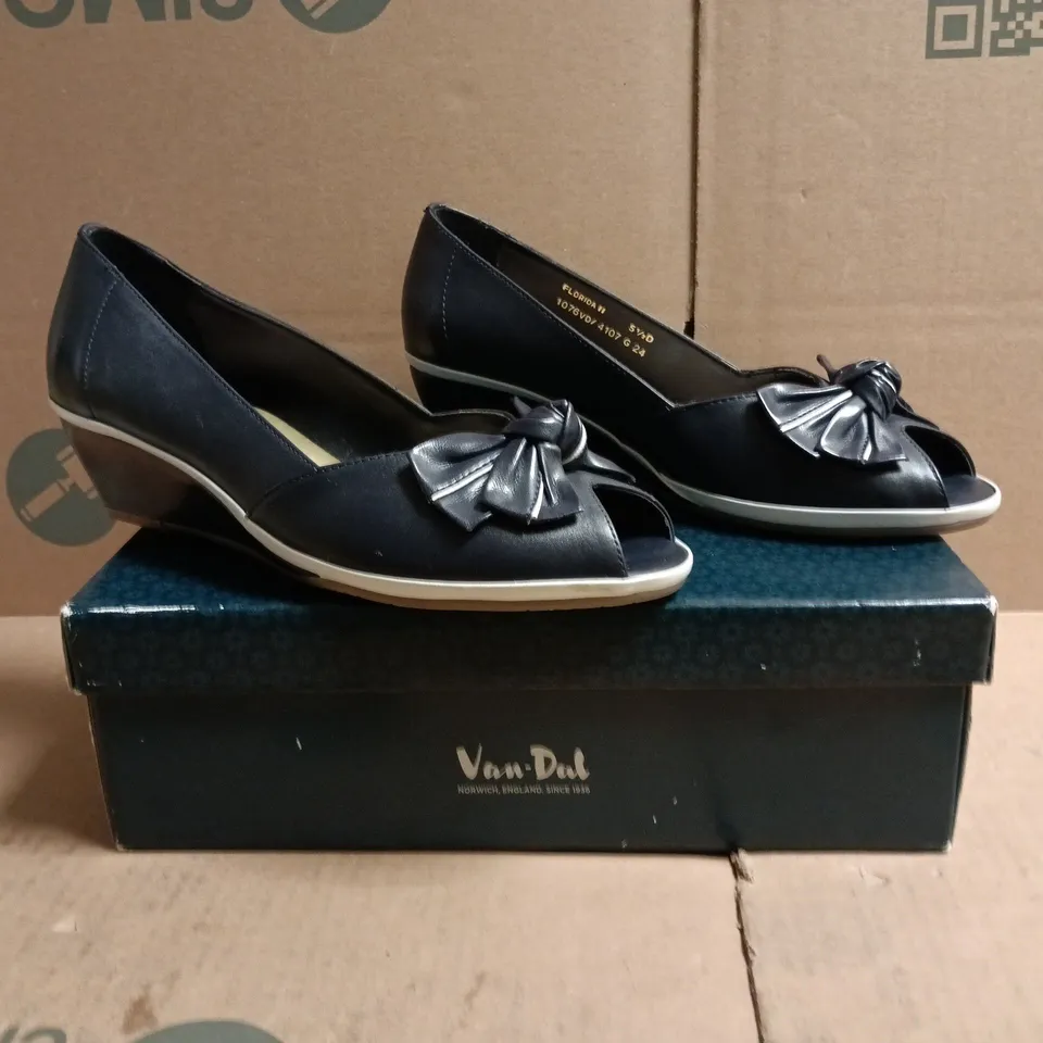 BOXED PAIR OF VAN DAL FLORIDA II PEEP TOE WEDGE SHOES IN MIDNIGHT COMBI SIZE 5.5